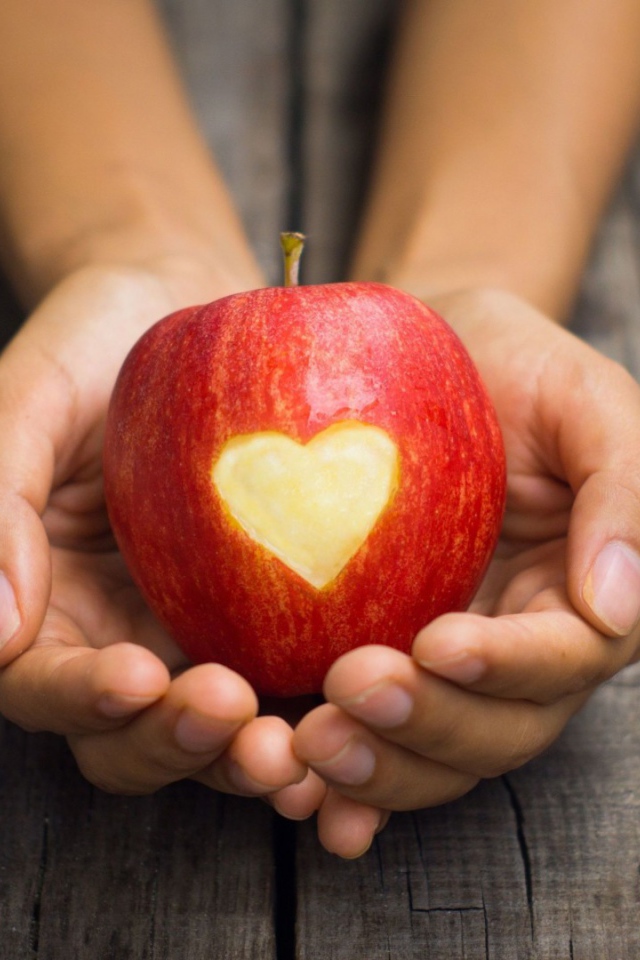  Яблоко с сердцем в лодонях