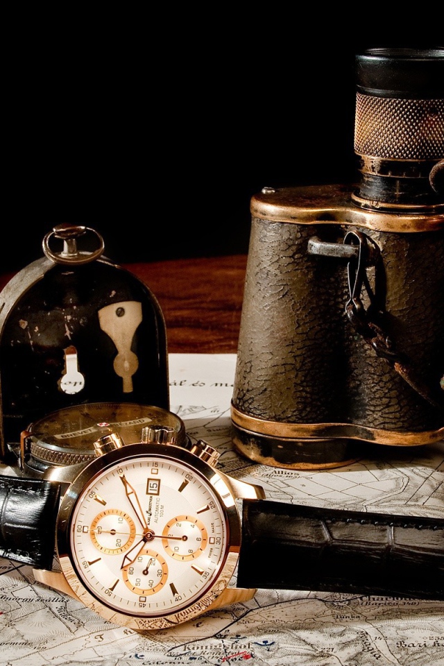 Бинокль и часы на карте