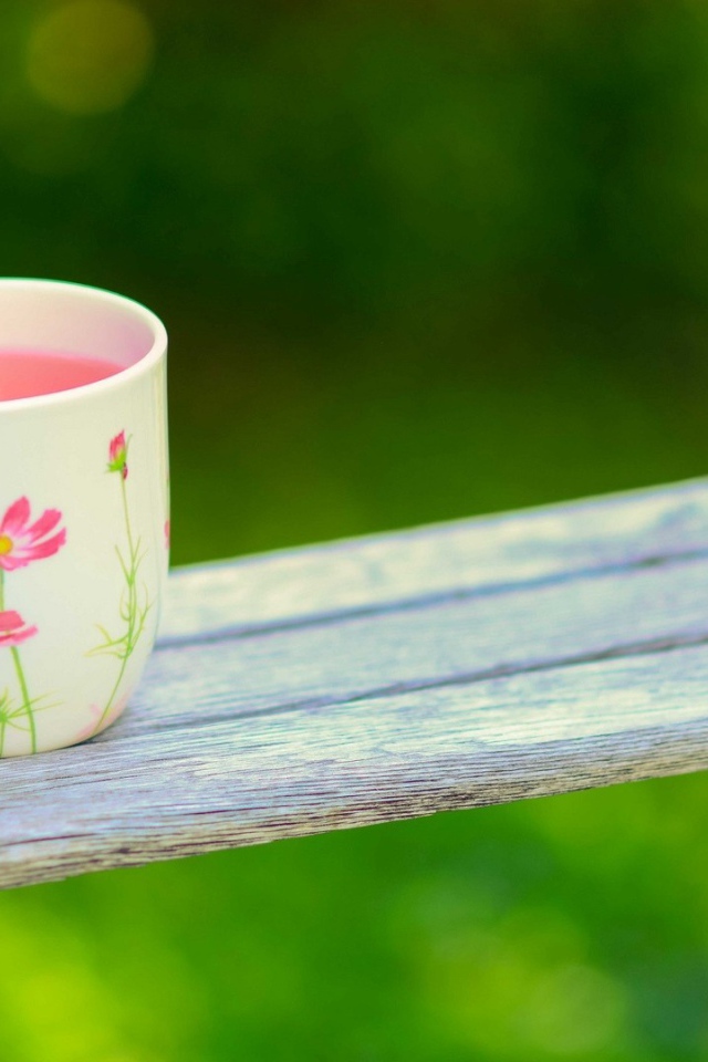 Чашка на качелях