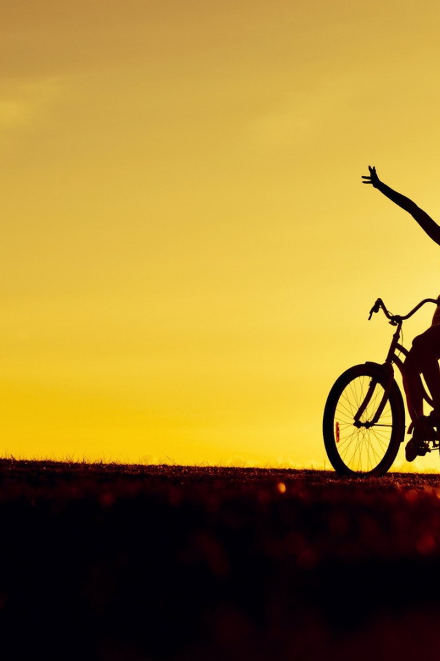 Велосипедистка на закате