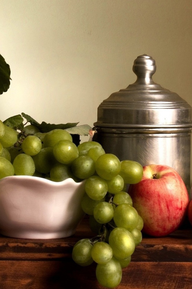 Фрукты и посуда на полке