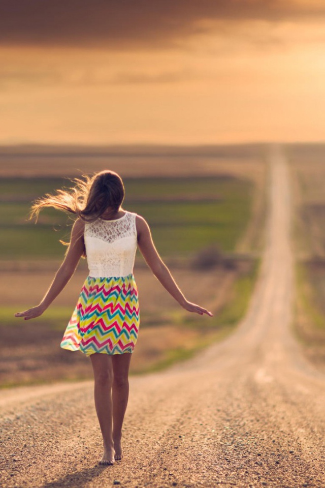 Девушка на грунтовой дороге