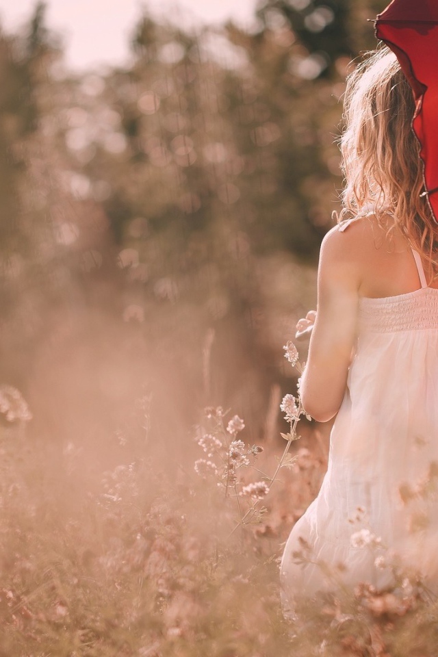 Девушка с красным зонтом