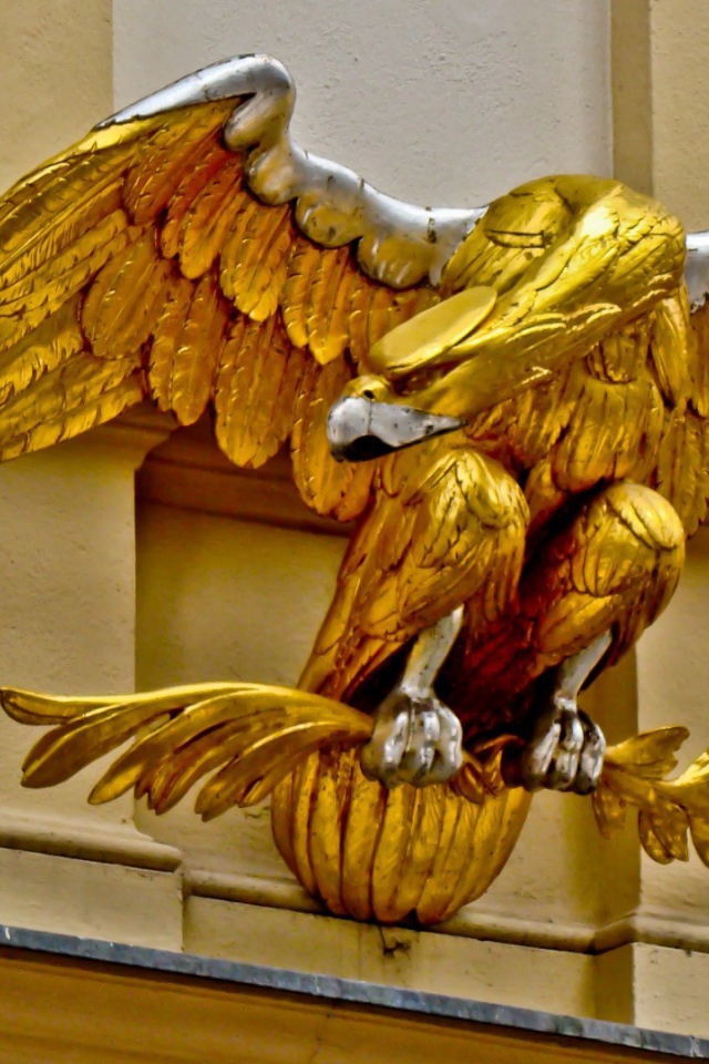 Золотой орел на фасаде здания