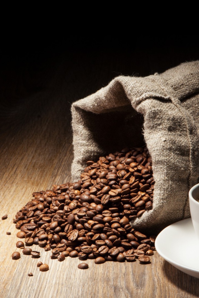 Зерна и чашка кофе