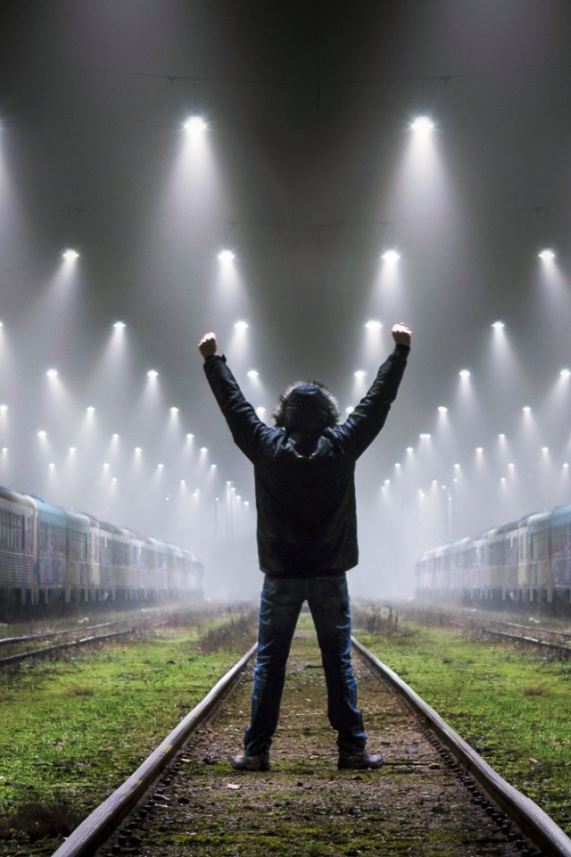 Парень между поездами