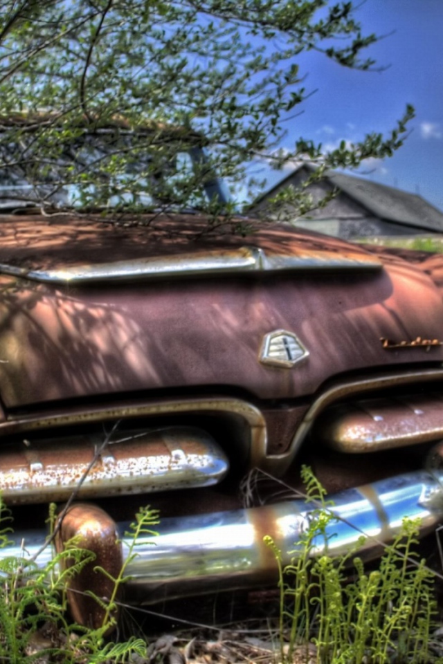 Старый заброшенный автомобиль