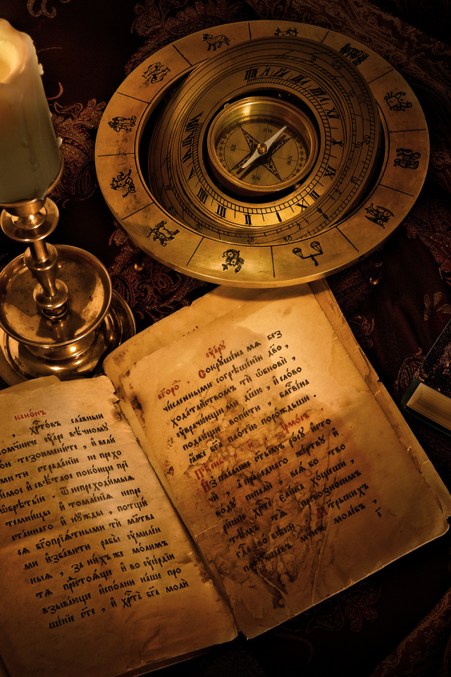 Старинная книга и компас