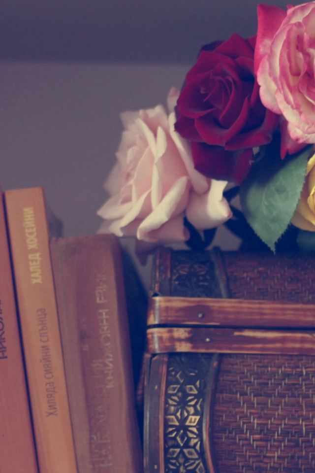 Розы на шкатулке и книги