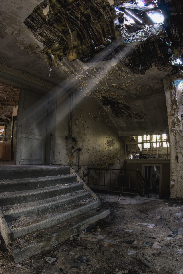 Разрушенный дом с дырой в потолке