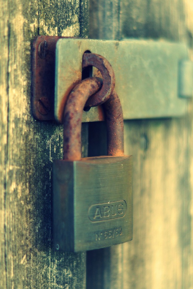 Ржавый замок на двери