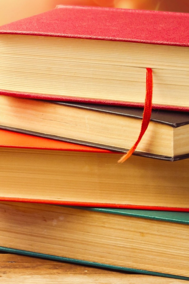 Стопка книг на лавке