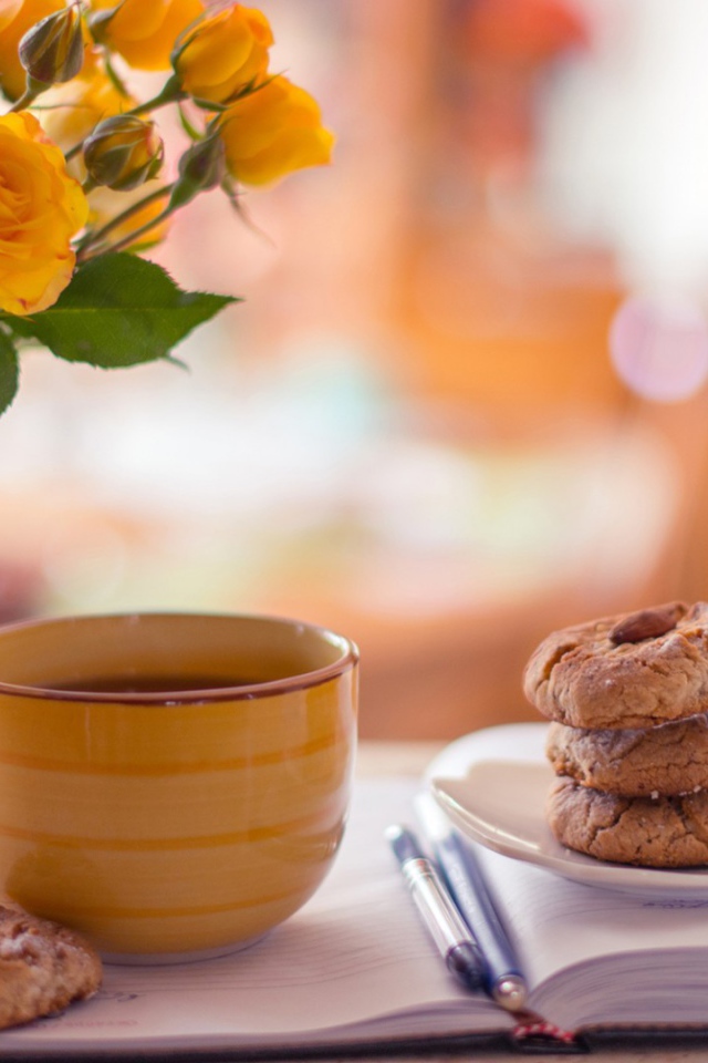 Чайные розы в прозрачной вазе