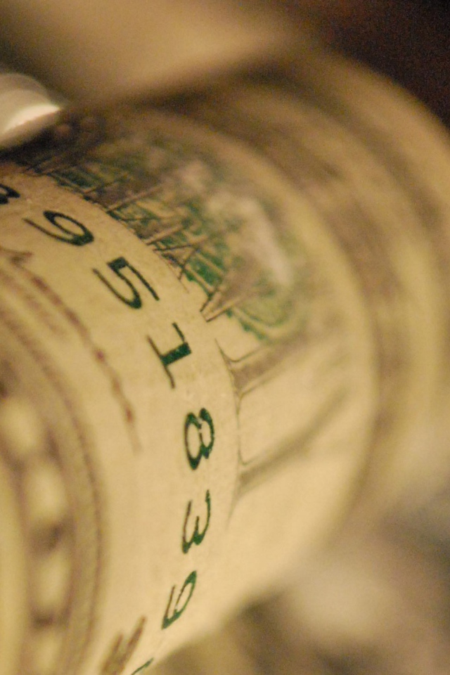 Доллар скрученный в рулон