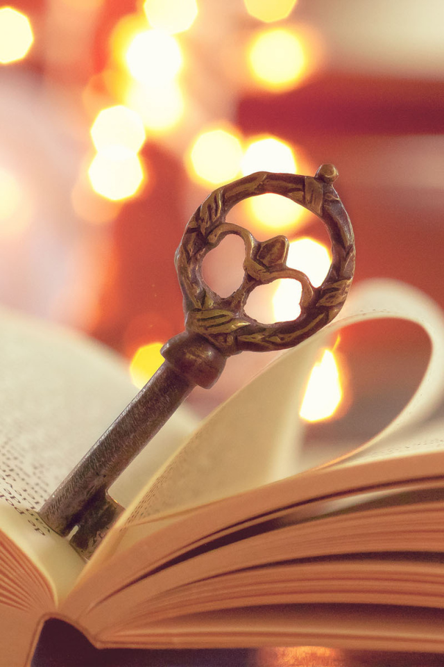 Ключ на раскрытой книге