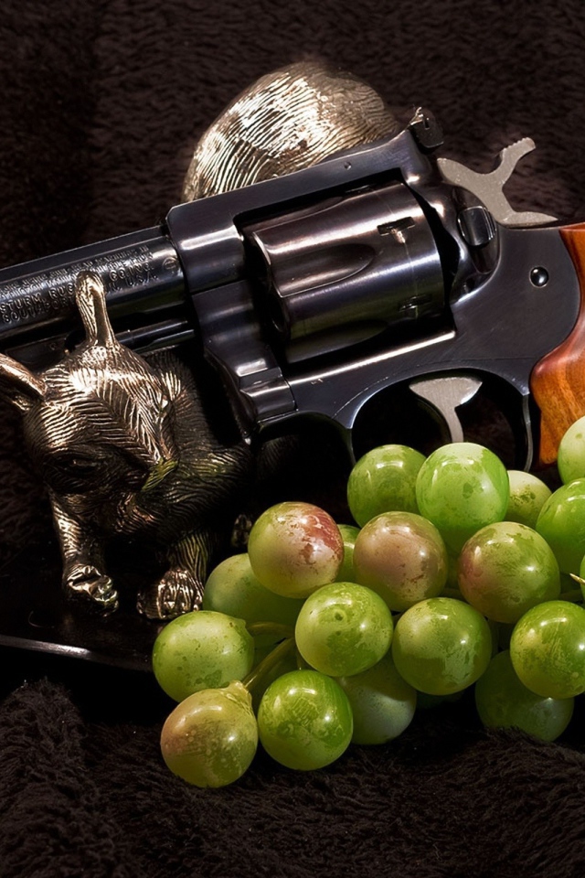 Револьвер и гроздь винограда