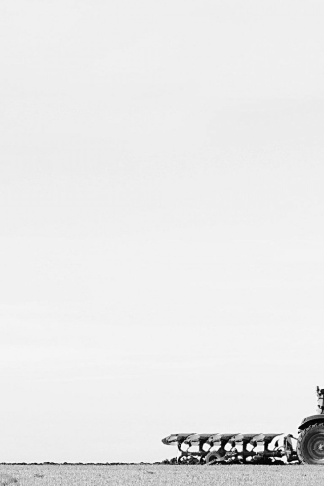 Tрактор в поле