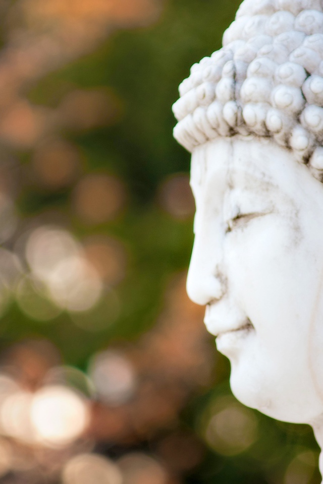 Голова белого Будды