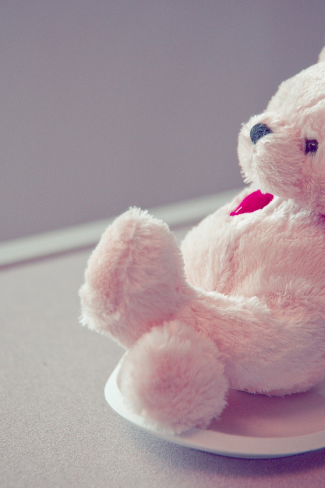 Белый плюшевый мишка