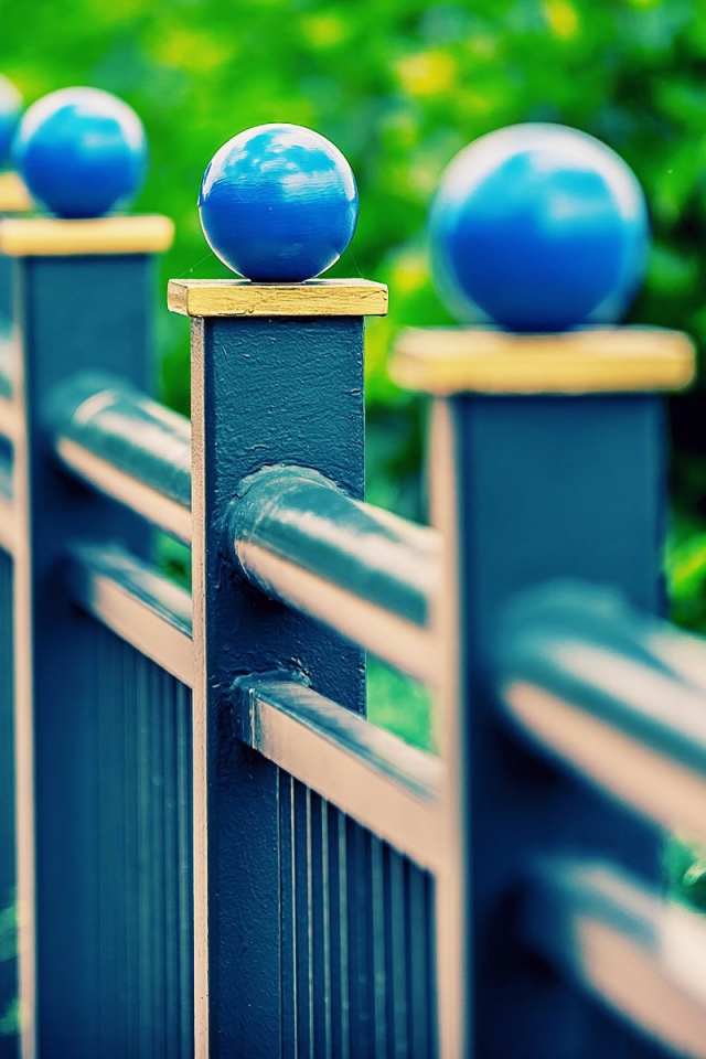 Синий забор с шариками