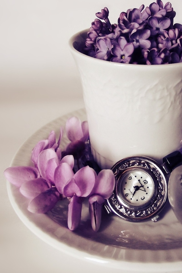 Чашка с цветами и часы