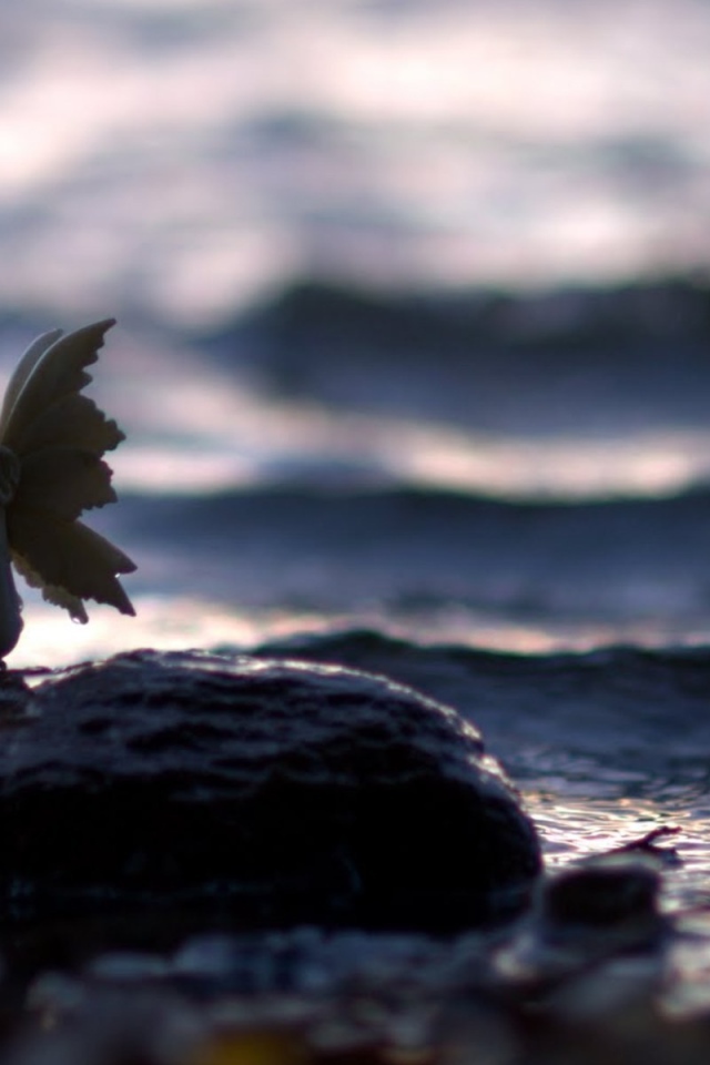 Статуэтка ангела на камне