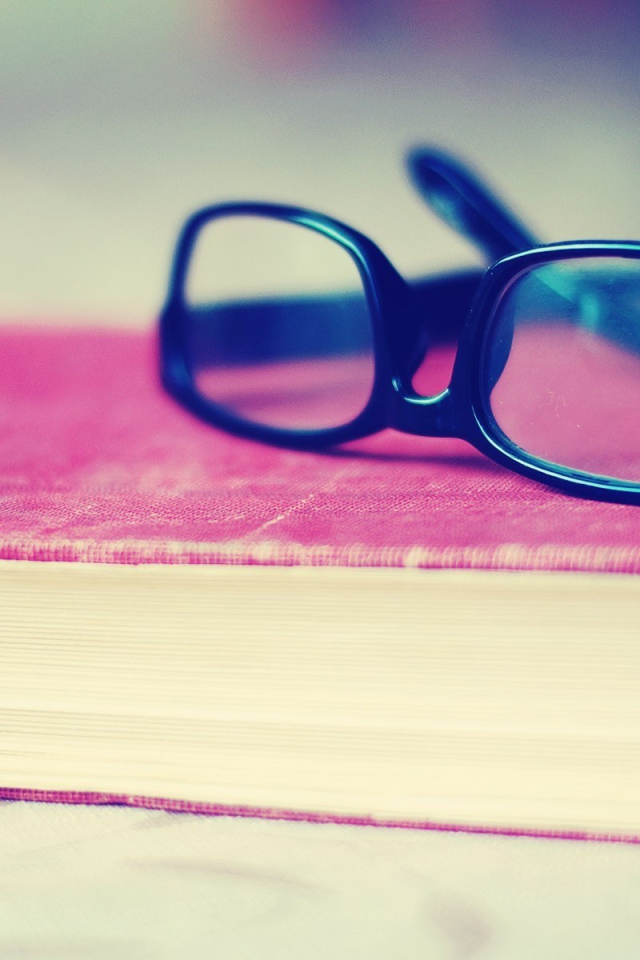 Очки на розовой книге