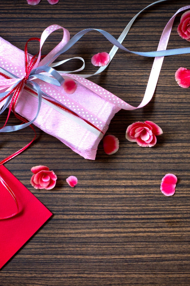 Праздничный подарок в бумаге