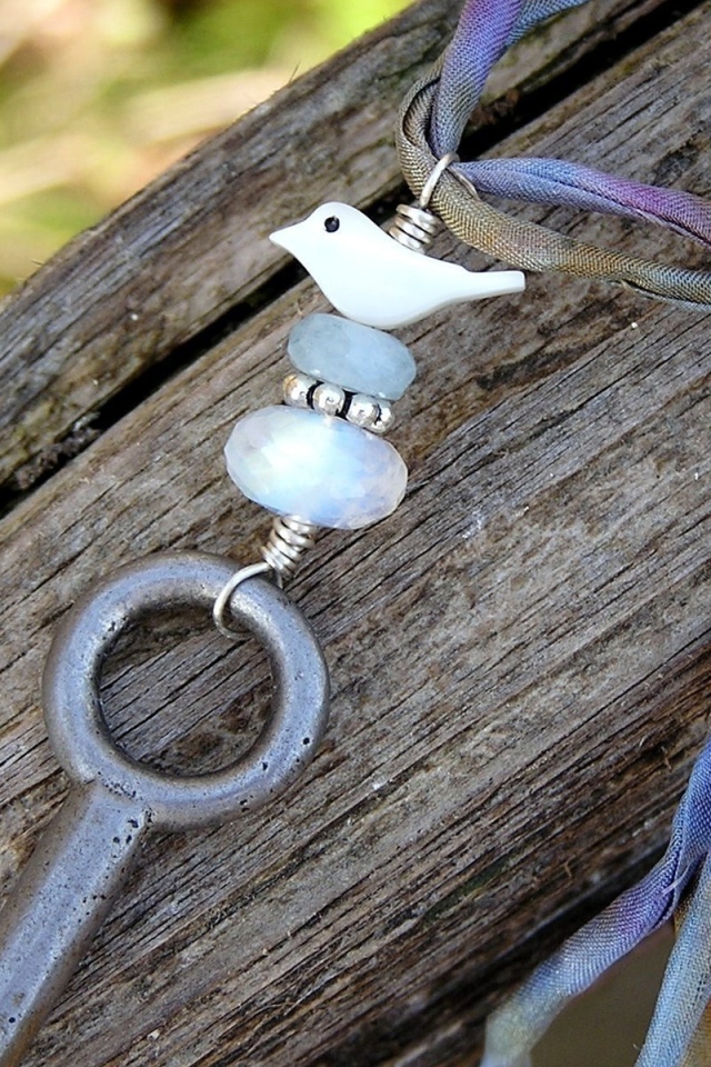 Брелок на ключе