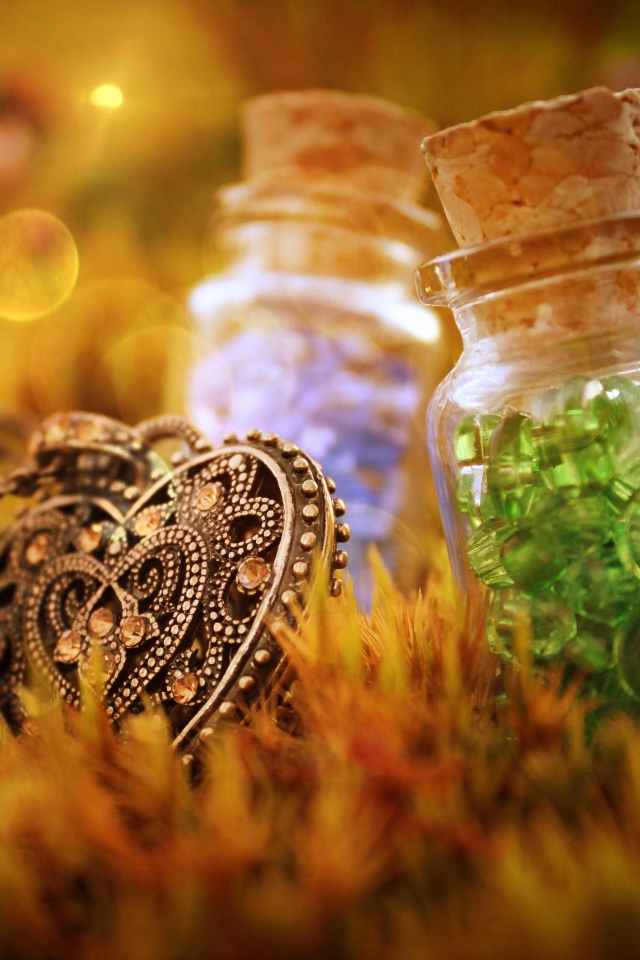Кулон и бутылки с пуговицами