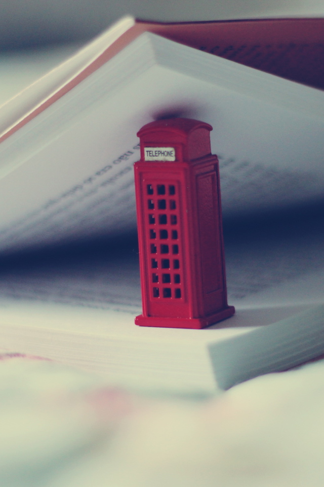 Телефонная будка в книге
