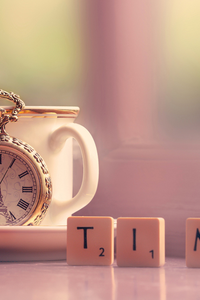 Карманные часы у чашки