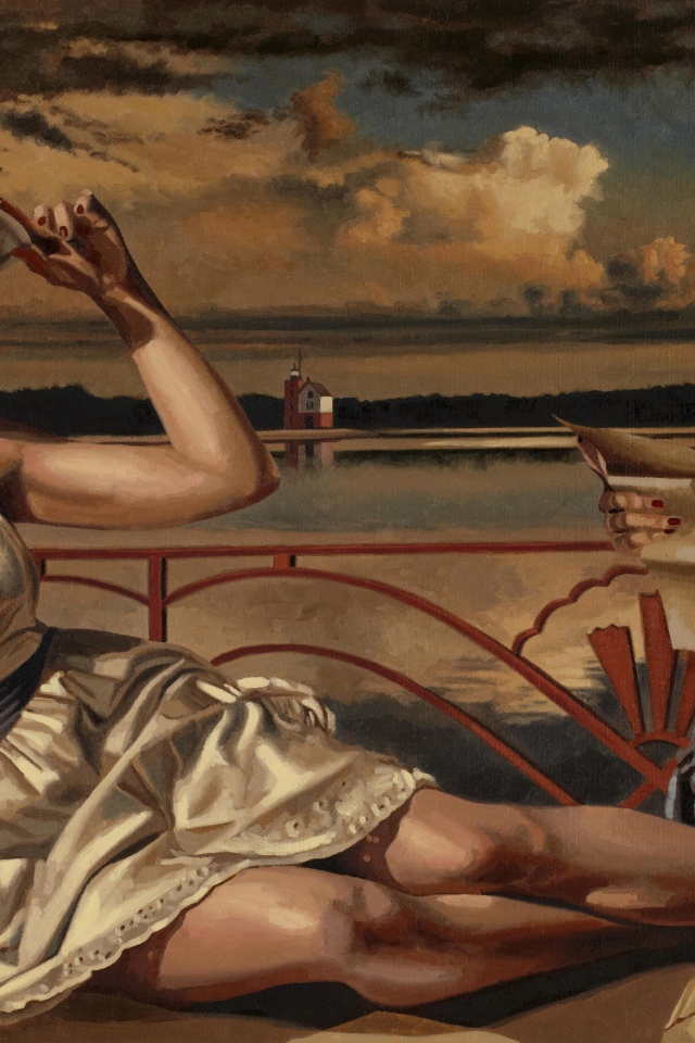 Девушки отдыхают на берегу озера