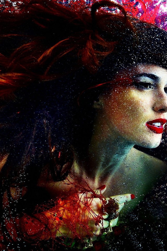 Женщина в брызгах