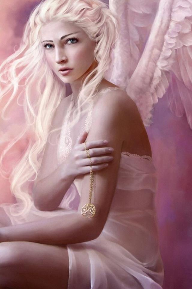 Ангел с золотым кулоном