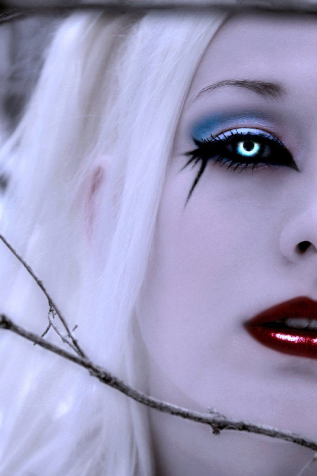 Блондинка девушка вампир