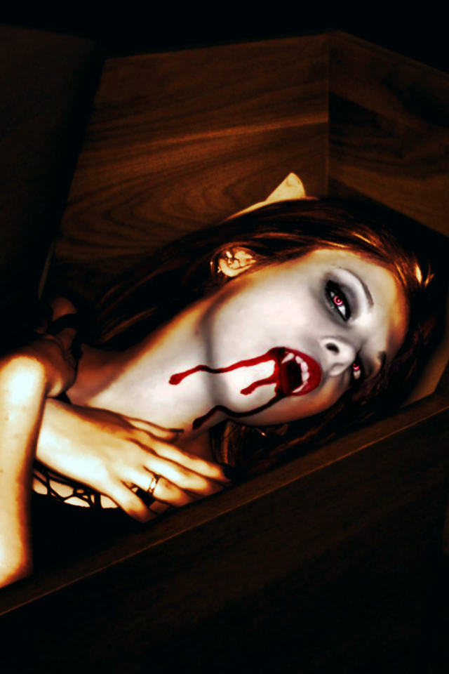 Девушка вампир в гробу