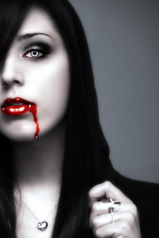 Черноволосая девушка вампир