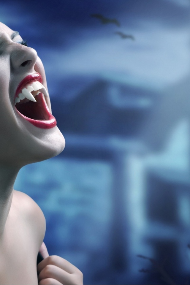 Мощные клыки у девушки вампира