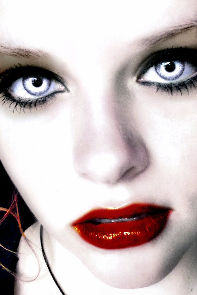 Грустная девушка вампир