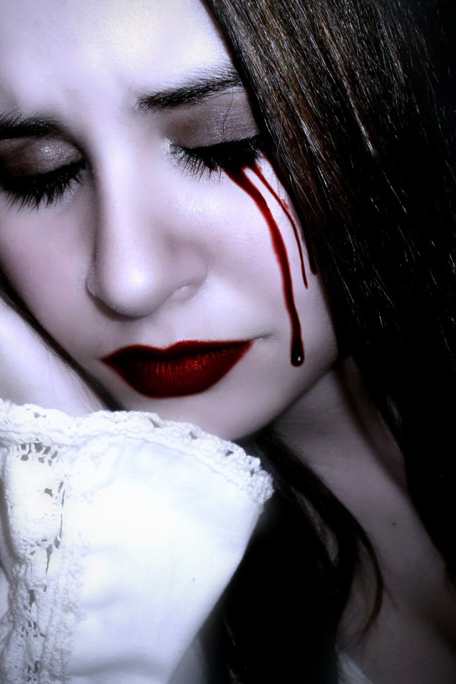Слезы у девушки вампира