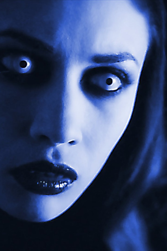 Злобная девушка вампир