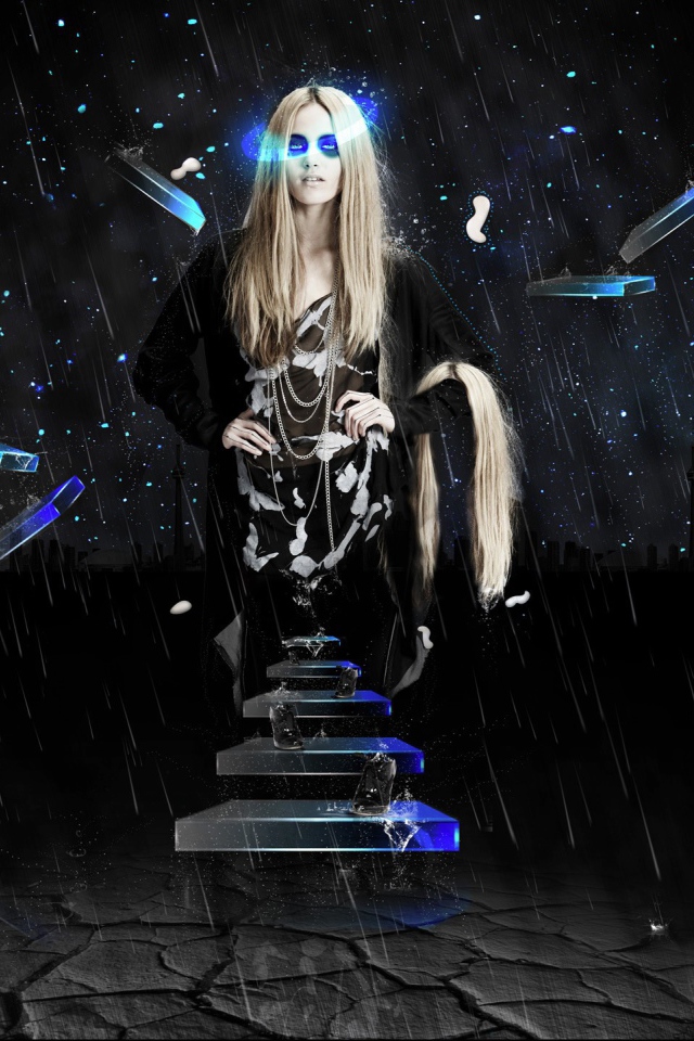 Женщина в черной одежде