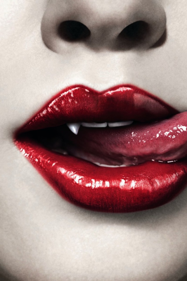 Настоящая кровь у девушки вампира