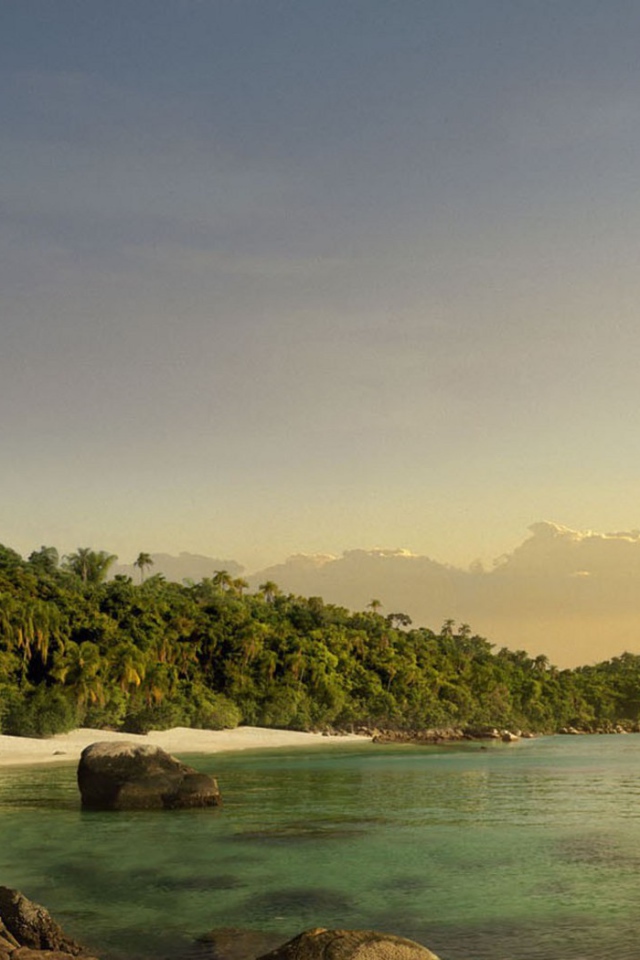 Летающая тарелка над пляжем