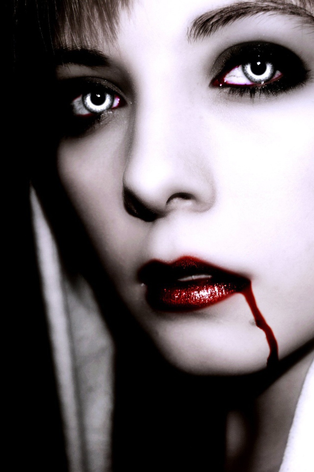 Девушка вампир в белом капюшоне