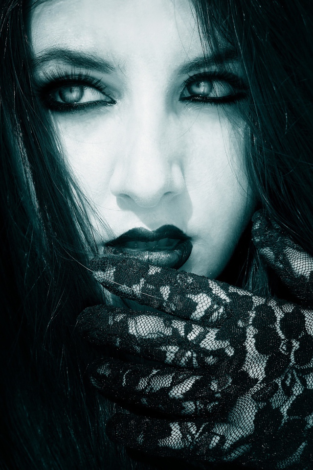 Девушка вампир в перчатках