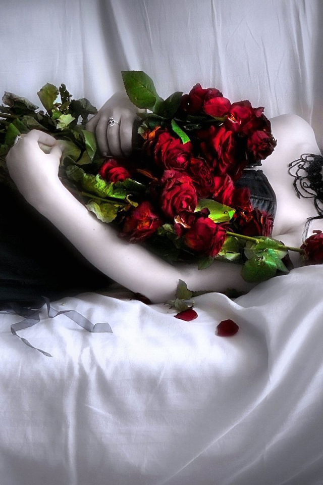 Девушка вампир с букетом роз