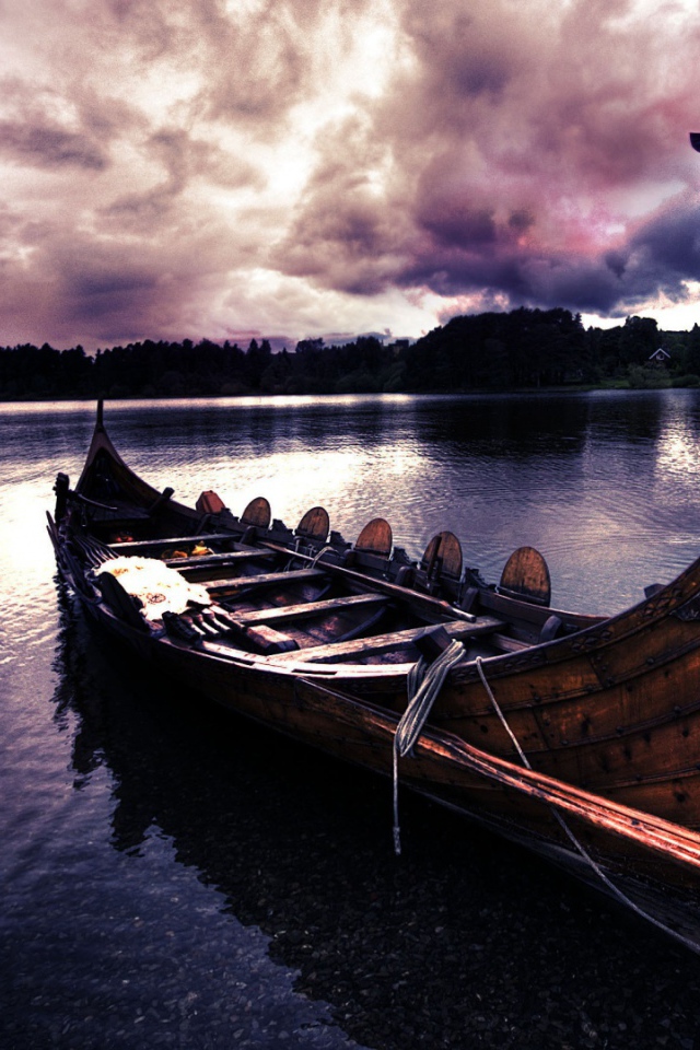 Лодка викингов у причала