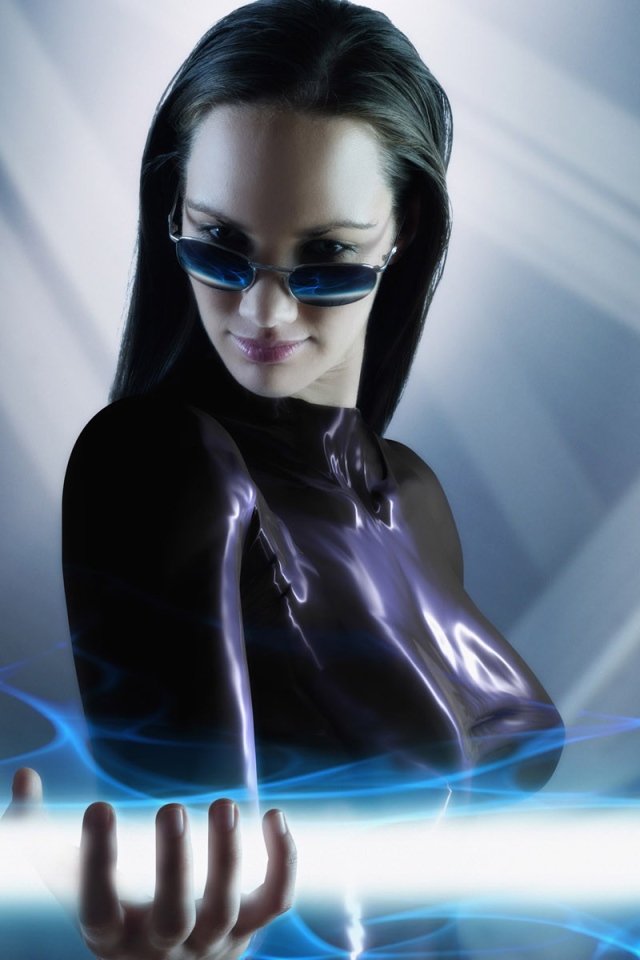 Женщина держит луч света